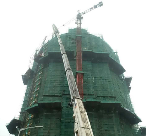 临桂吊车在工地上作业
